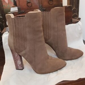 Joan & David vintage classic Dapraxy Greige bootie with snakeskin heel size 8